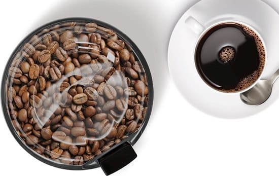 koffiemolen met kopje koffie